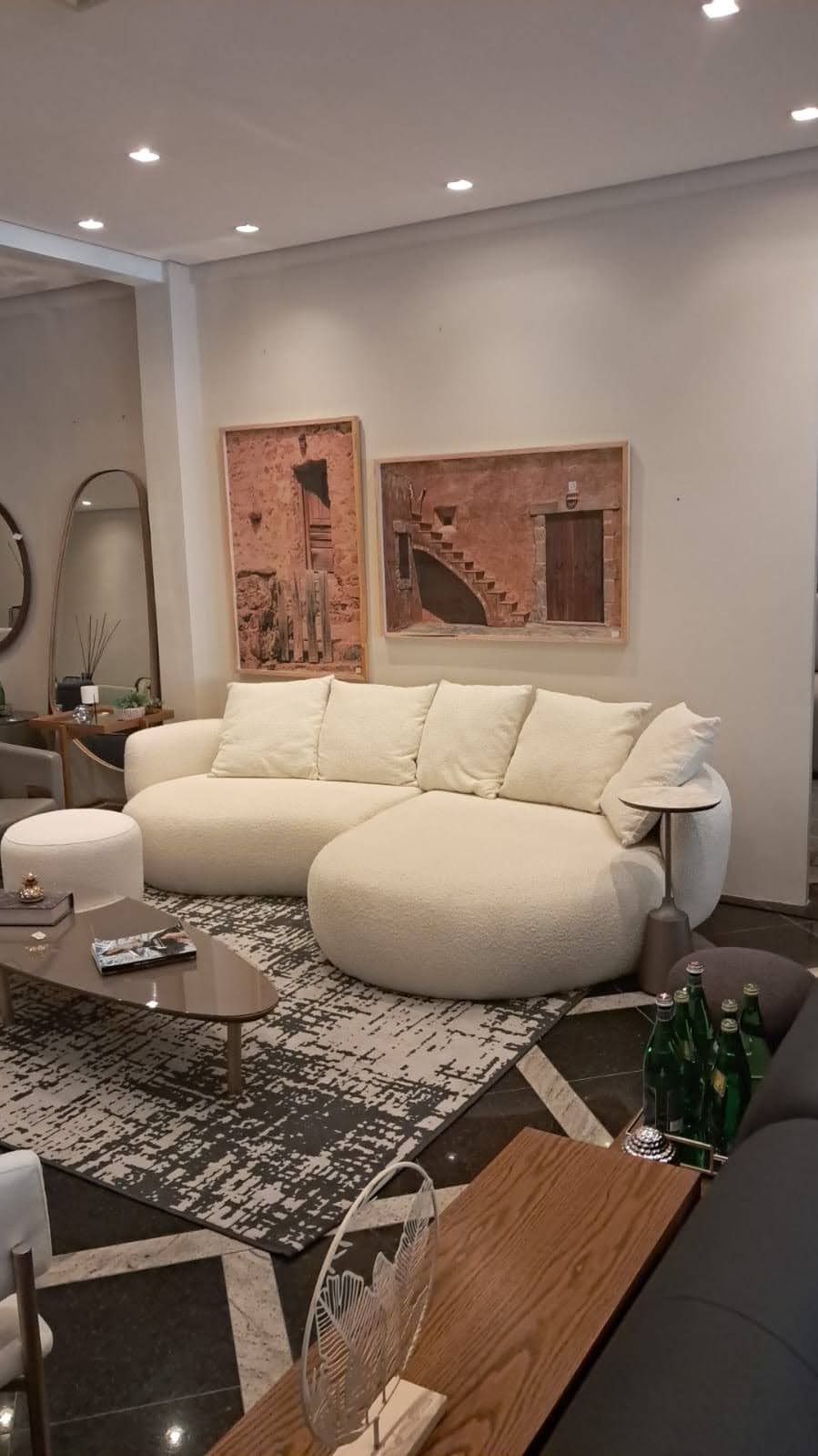 Sofá orgânico com chaise para sala de alto padrão