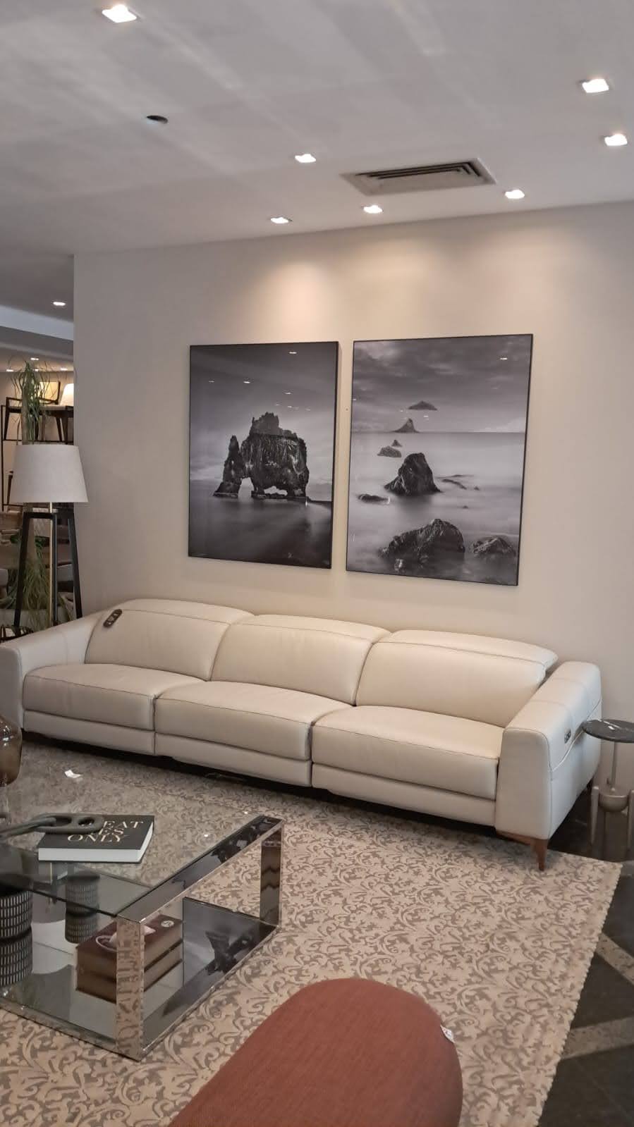 Sofá em couro retrátil e reclinável automatizado