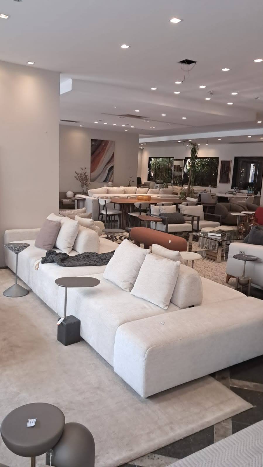 Sofá ilha integrado ao ambiente planejado