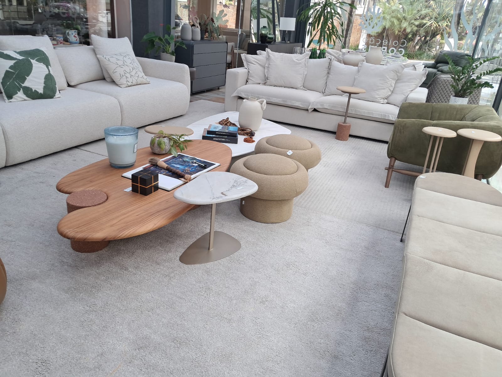 Ambiente decorado com móveis de alto padrão e design contemporâneo em showroom de interiores