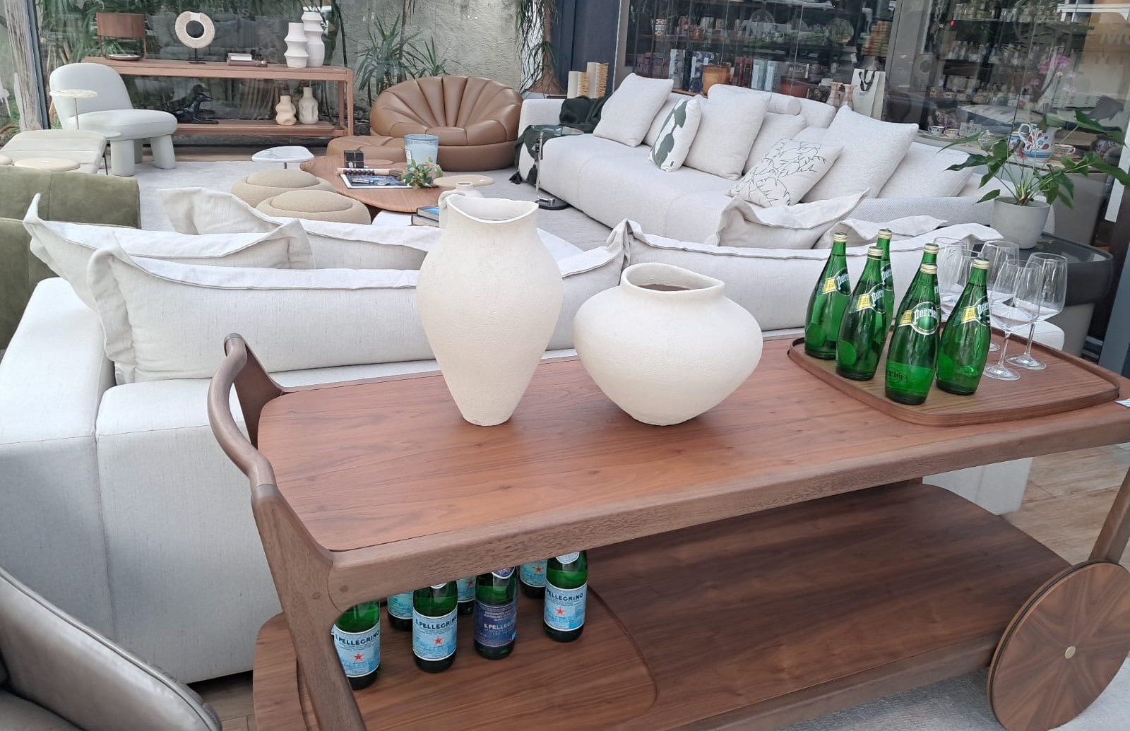 Sala de estar com móveis de alto padrão e design de interiores em Santos