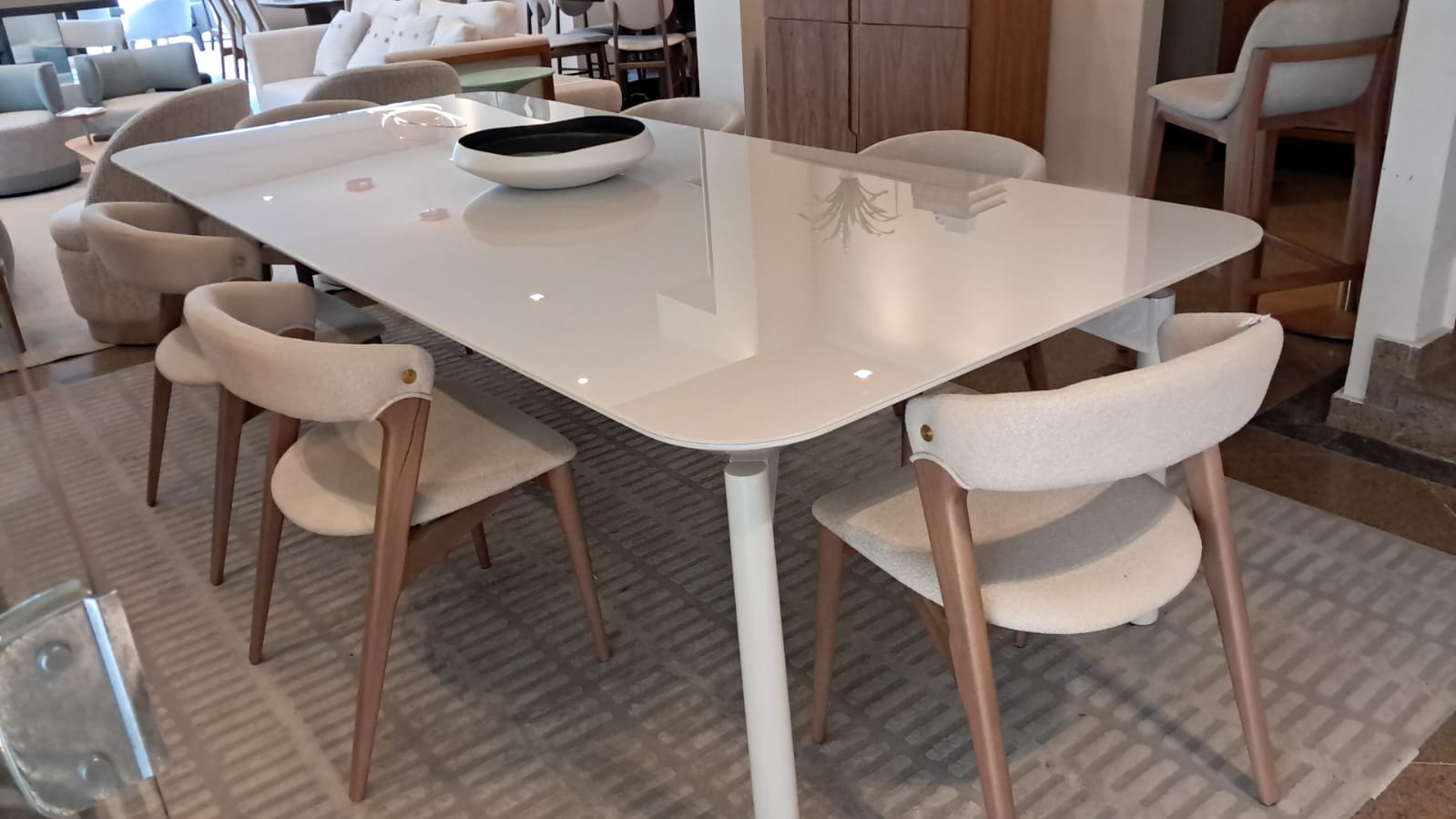Mesa de jantar em laca com superfície brilhante e acabamento premium