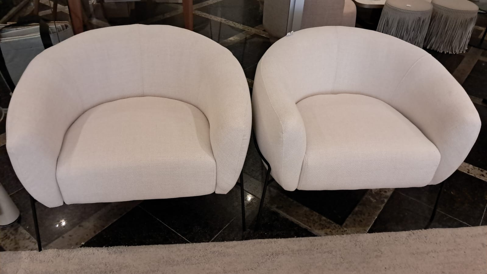 Poltrona fixa de alto padrão com mecanismo de movimento e design contemporâneo