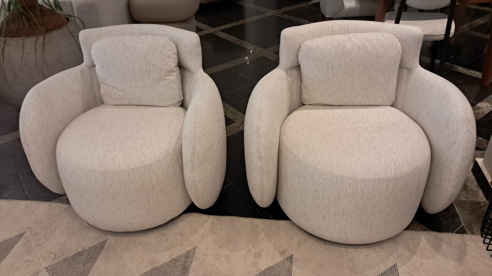 Poltrona giratória de alto padrão com design contemporâneo para ambientes residenciais