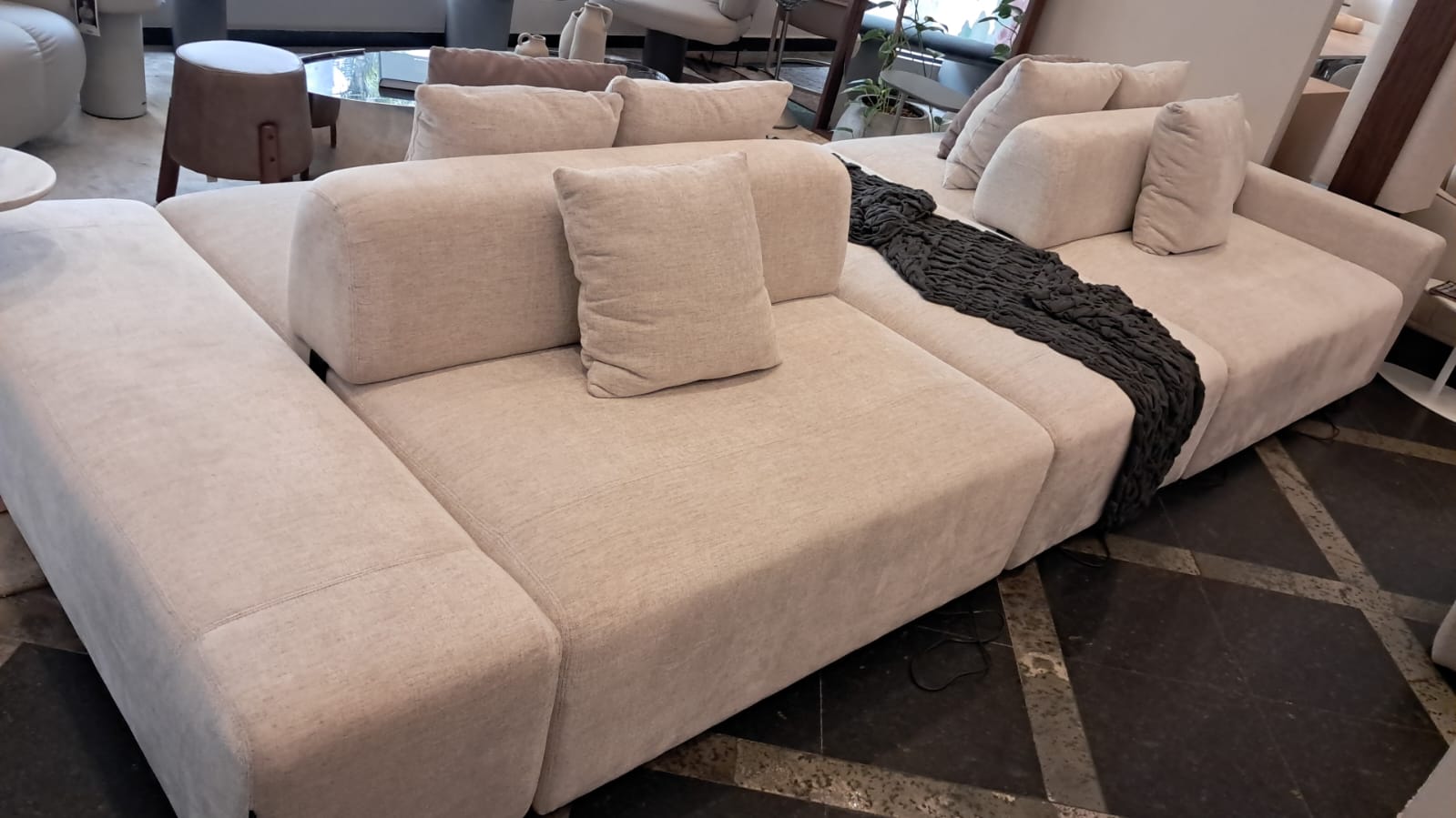 Sofá ilha automatizado com sistema motorizado e acabamento premium