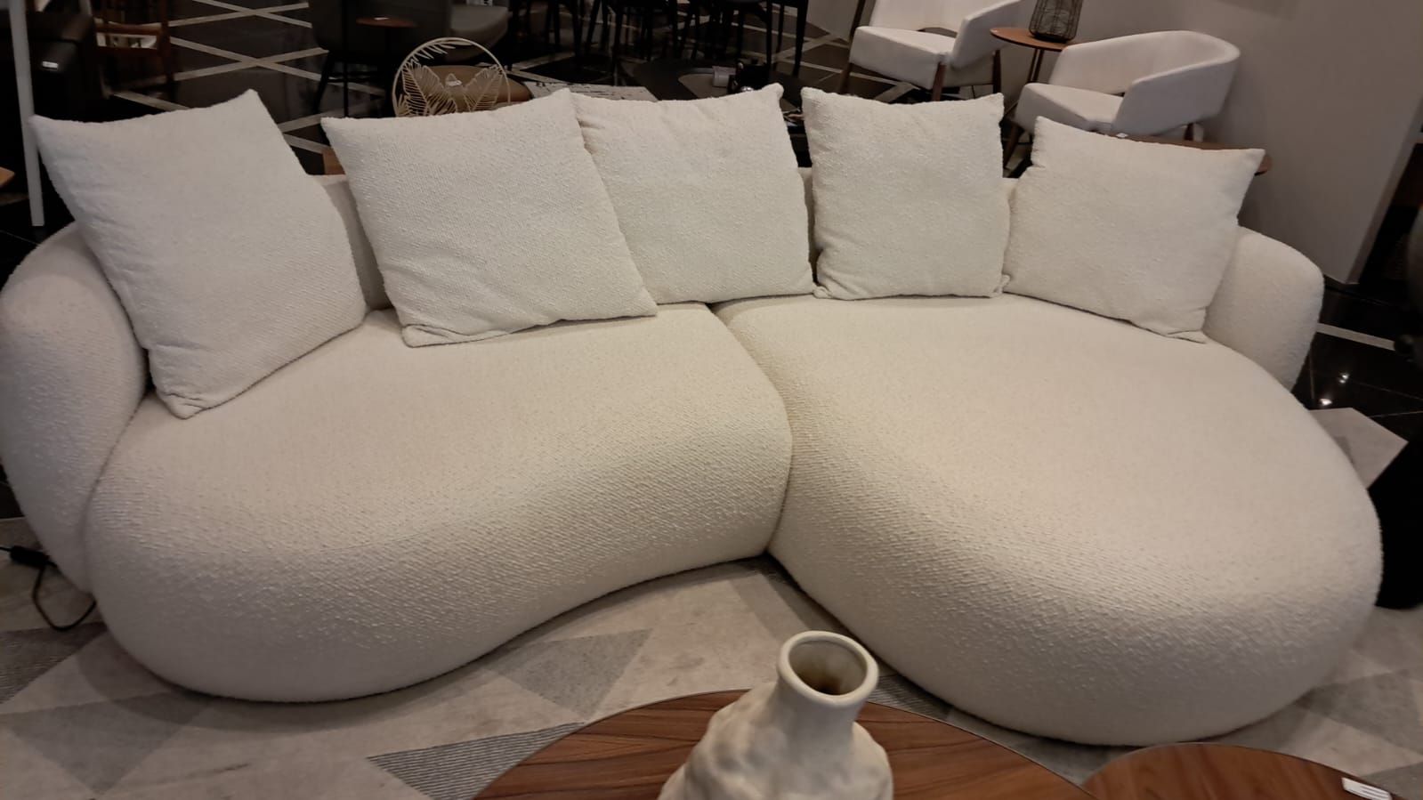 Sofá orgânico com chaise de alto padrão e design contemporâneo para ambientes sofisticados