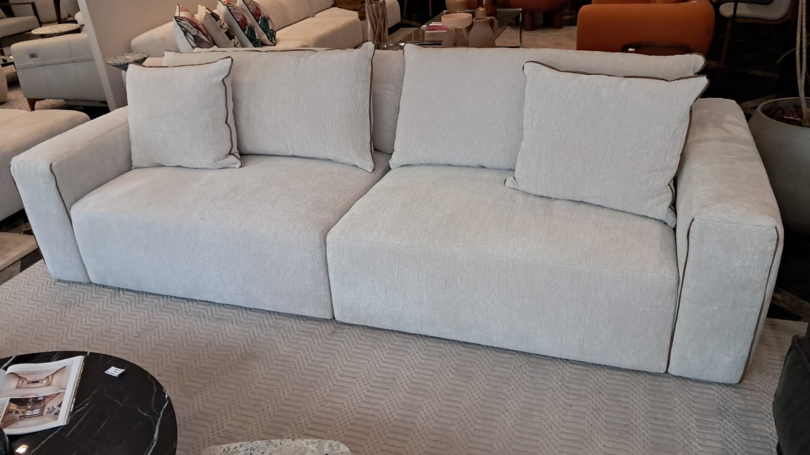 Sofá retrátil e reclinável com sistema de conforto e estofamento premium