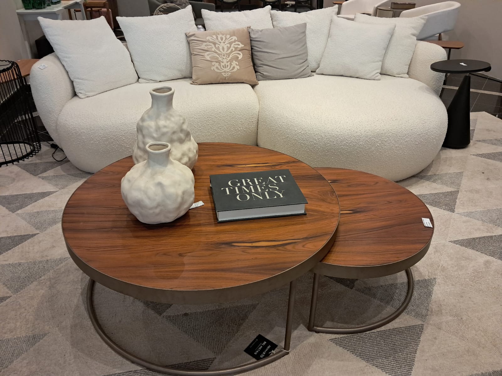 Ambiente decorado com sofá e poltronas de alto padrão em loja de móveis em Santos