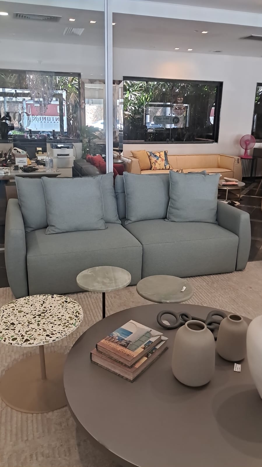 Sofá ilha integrado ao ambiente planejado