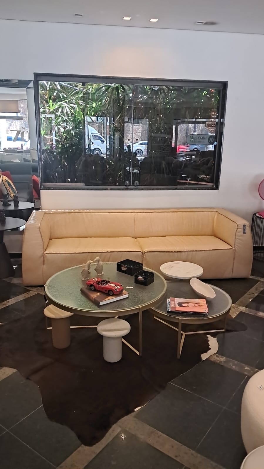 Sofá em couro retrátil e reclinável automatizado