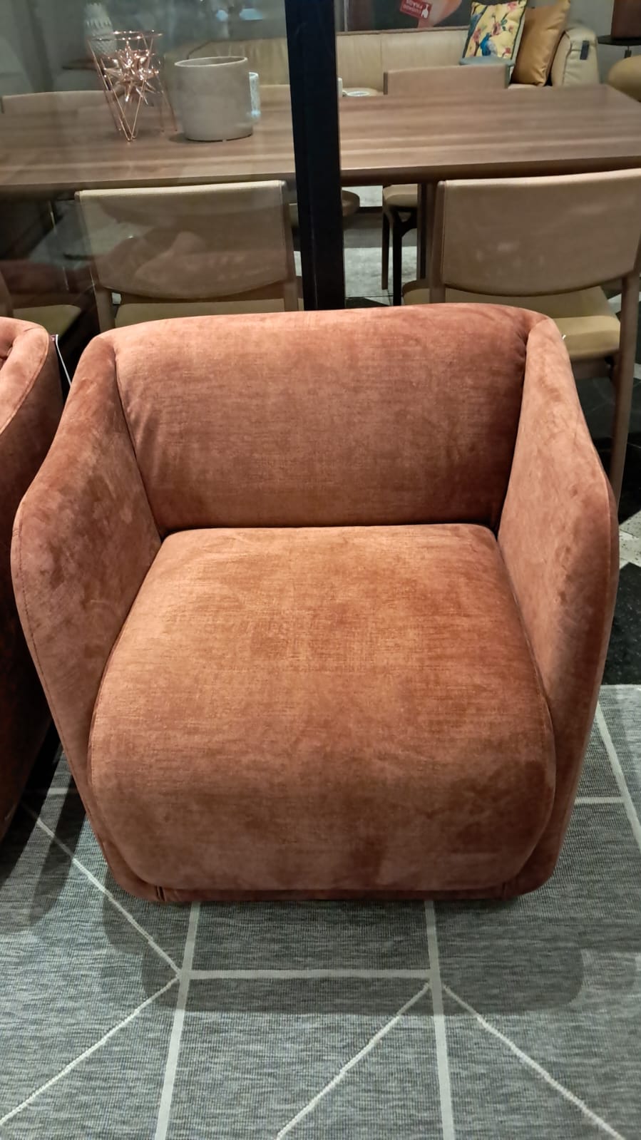 Poltrona giratória em veludo para ambientes sofisticados