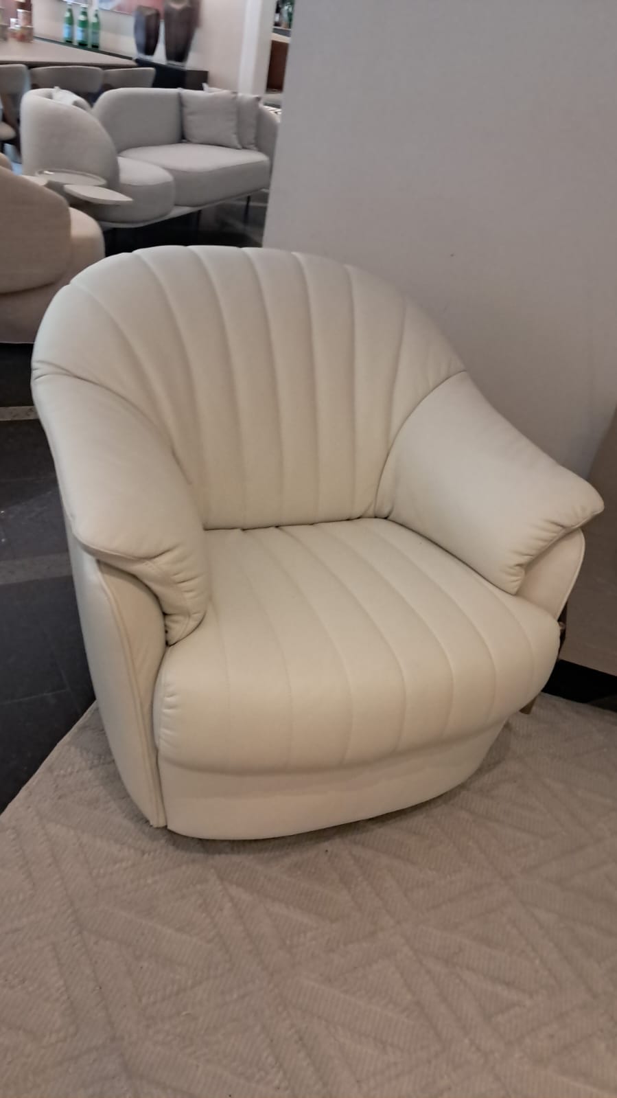 Poltrona Natuzzi giratória com balanço