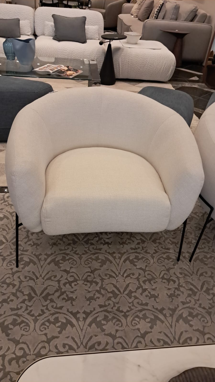 Poltrona em linho com estrutura em aço carbono