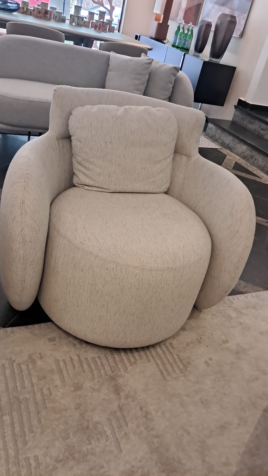 Poltrona giratória em linho